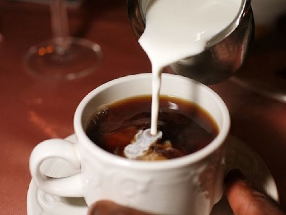 Ce se întâmplă în corpul tău când bei cafea cu lapte